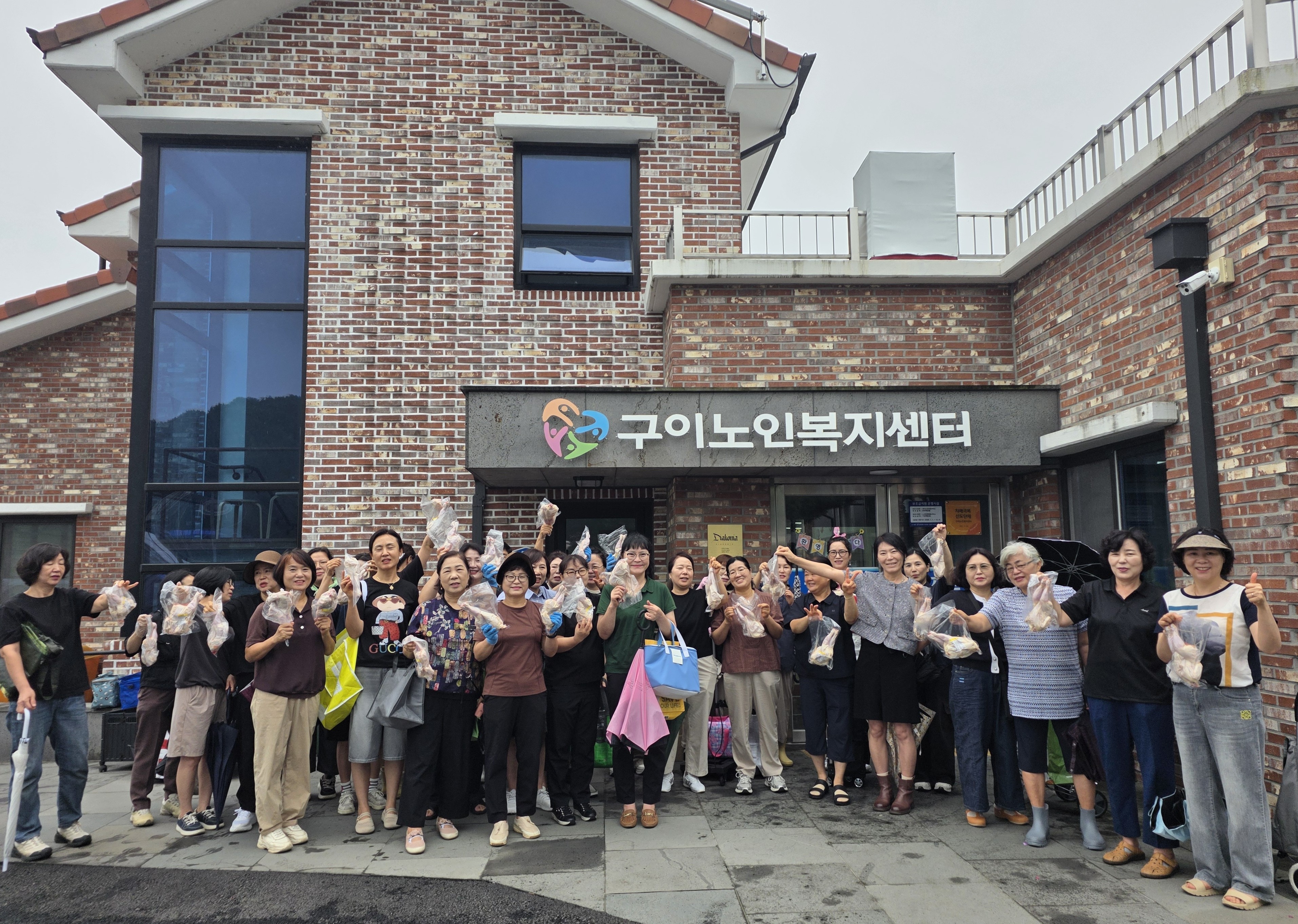 구이노인복지센터삼계탕나눔.jpg