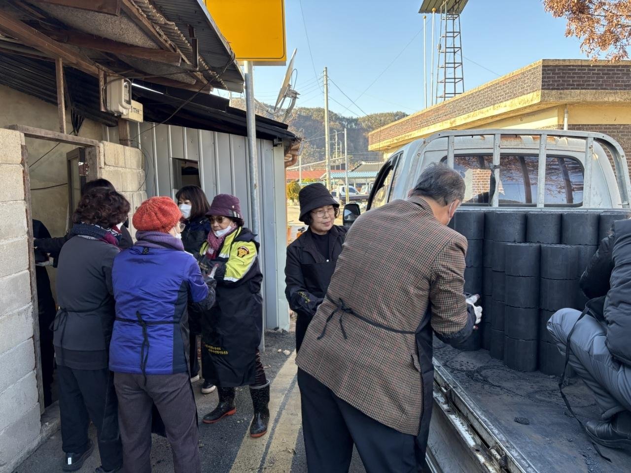 경천면_지역사회보장협의체연탄1천장전달 (2).jpg