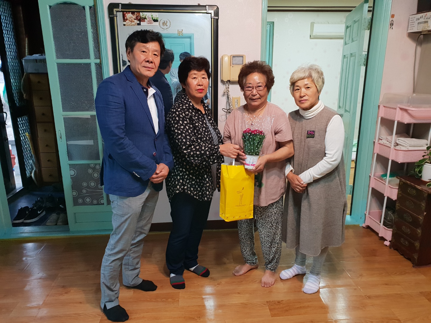 어버이날 맞아 독거어르신 찾은 단체장1