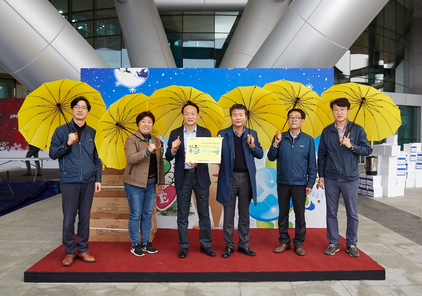 한국전기안전공사, 완주군에 이웃우산 기증1