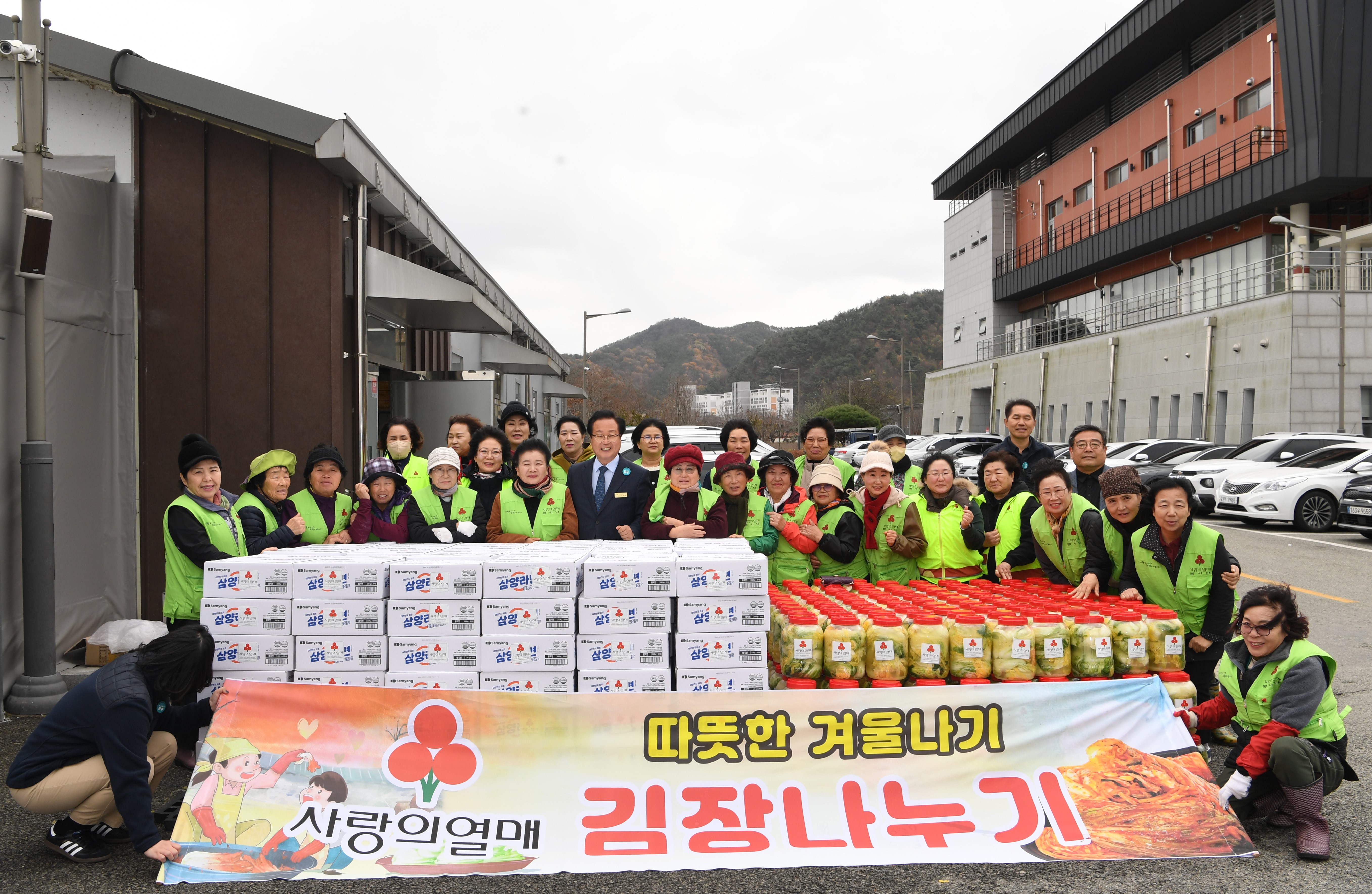 사랑의열매봉사단1천만원상당후원품기탁 (2).JPG