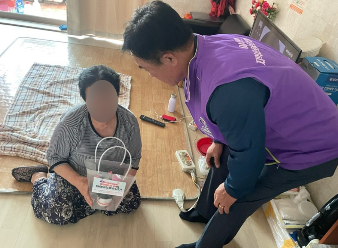 완주군 이서면, 취약계층 카네이션 화분 전달