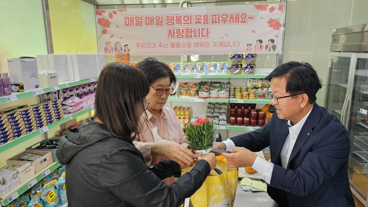 완주군 삼례읍 한냇물 나눔가게, 카네이션 선물
