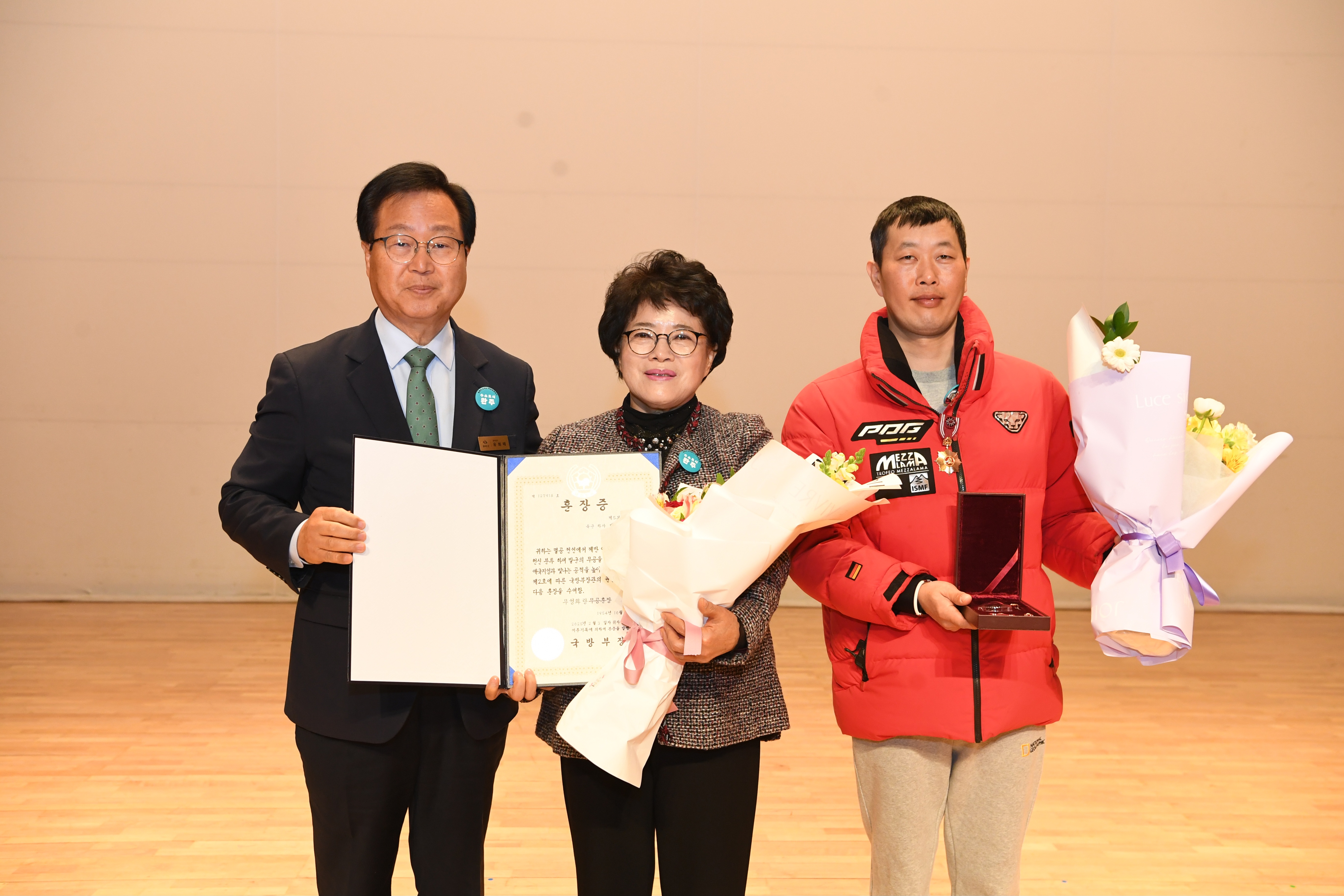 6.25유족무공훈장전수.JPG