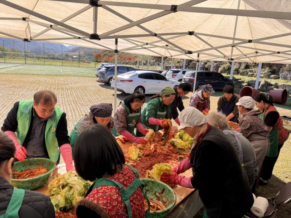 동상면_새마을부녀회김장김치나눔 (2).jpg