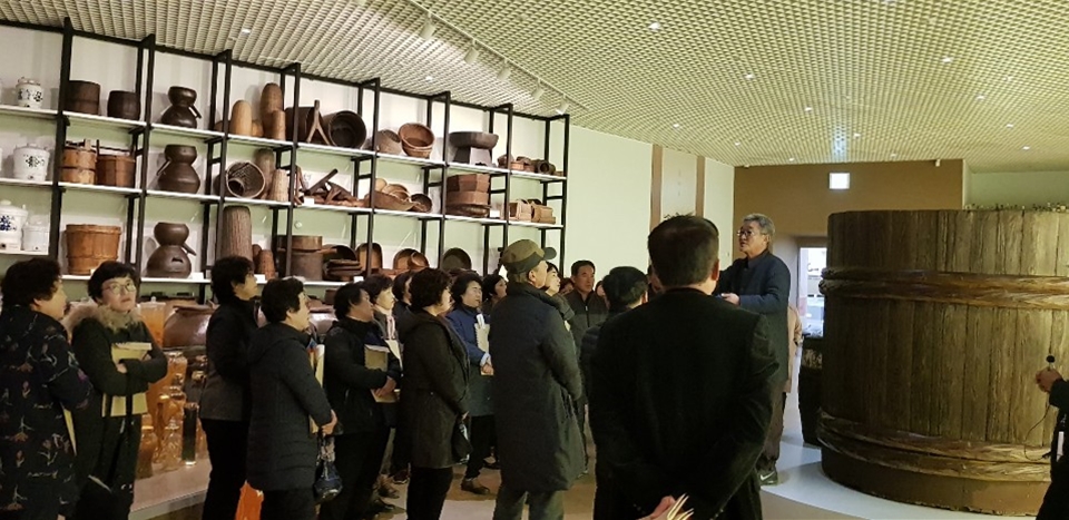 술박물관전시관람중.jpg