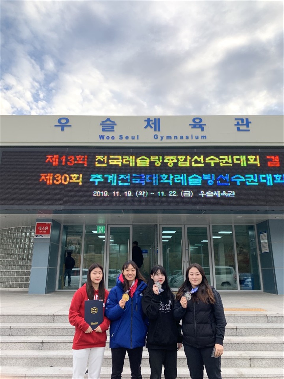 여자레슬링선수단.jpg