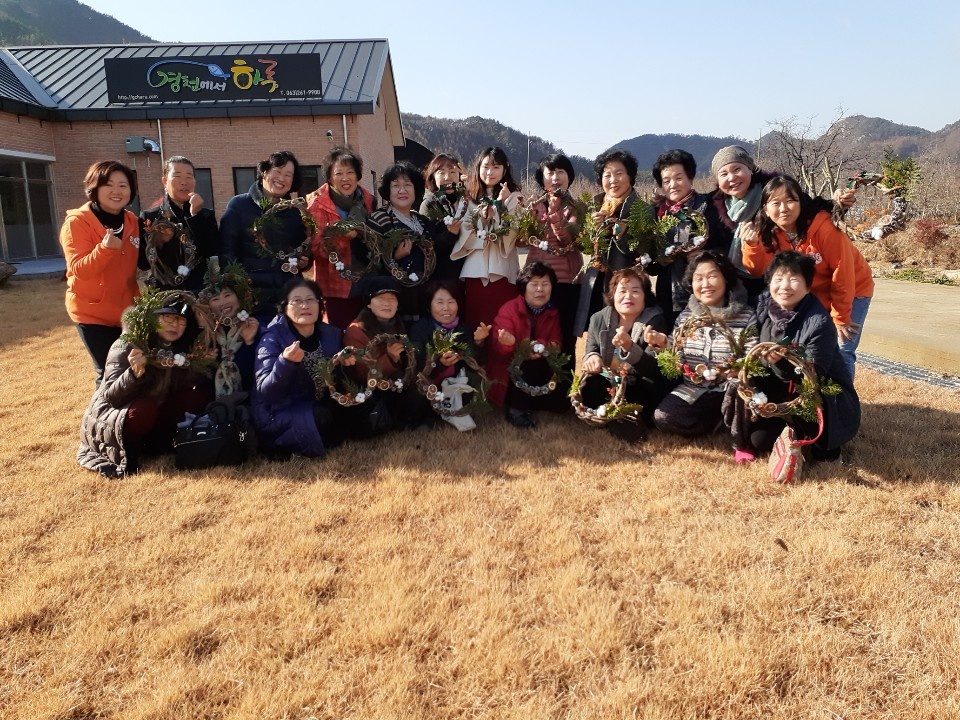 화산면부녀회체험참여(리스만들기).jpg