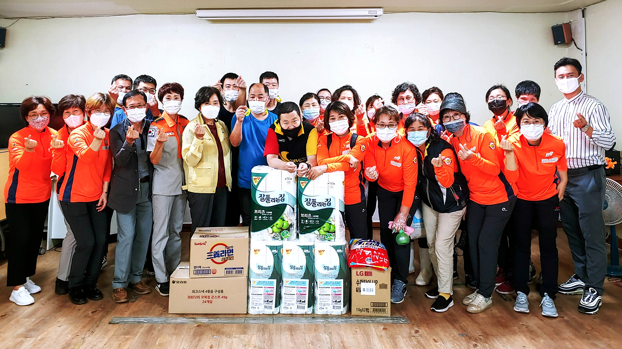 의용소방대물품전달사진.jpg