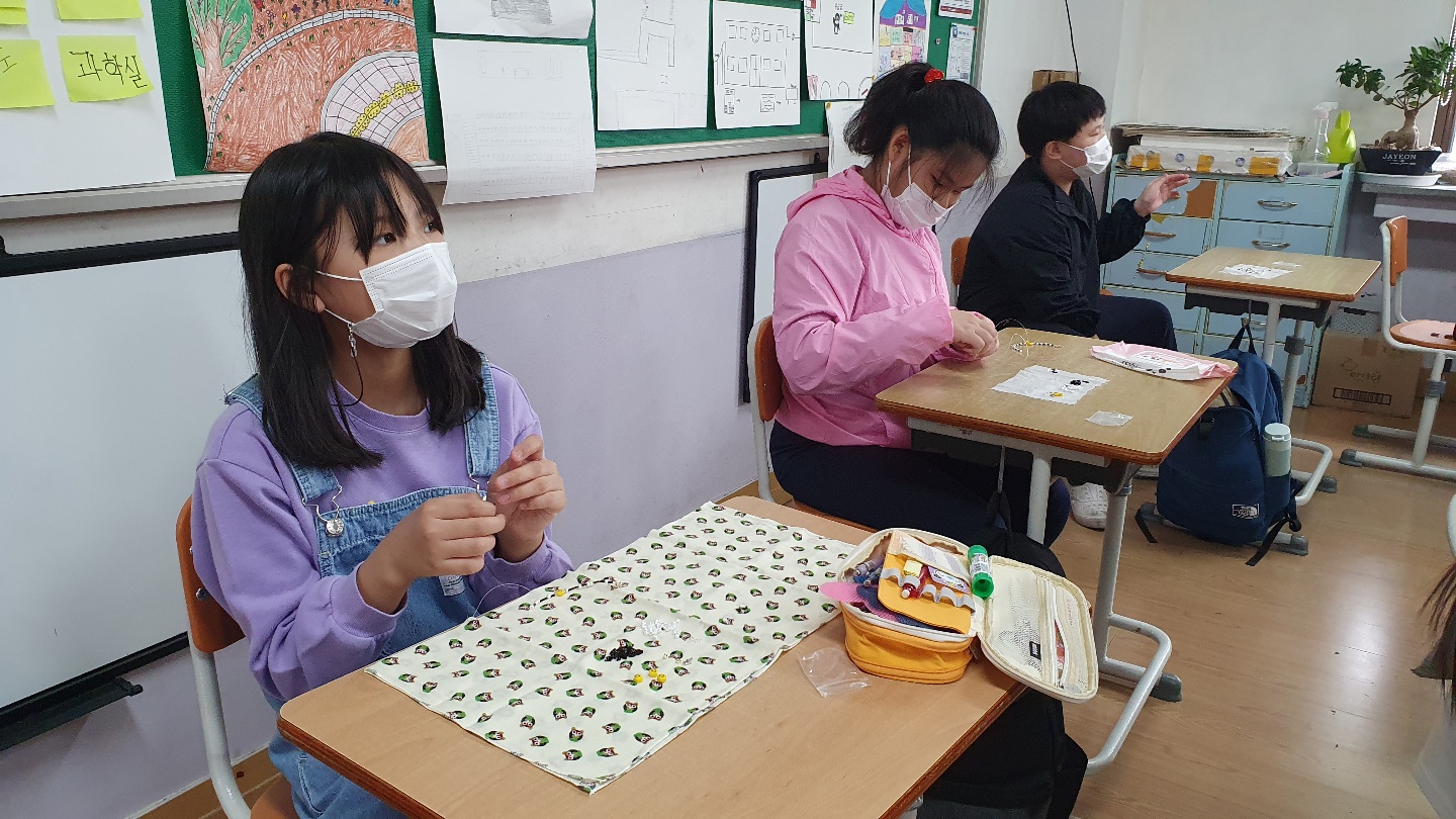 마스크목걸이만들기활동프로그램진행.jpg
