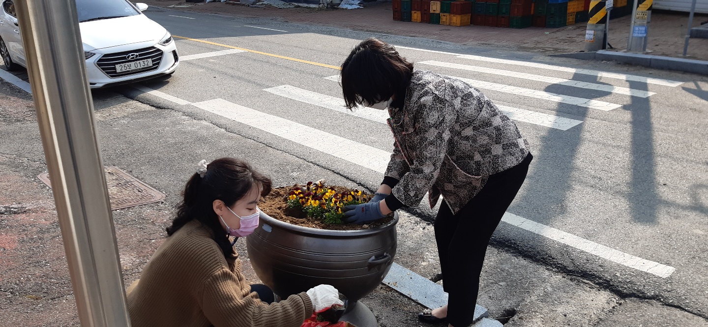 동상면꽃길조성3.jpg