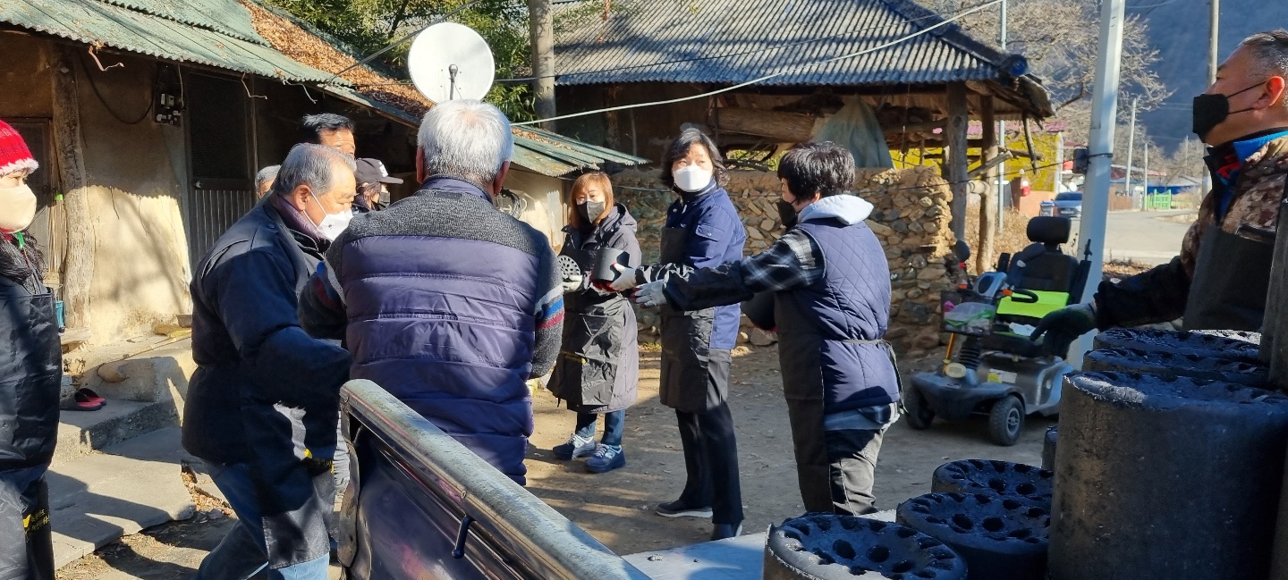 운주면연탄봉사사진(2).jpg