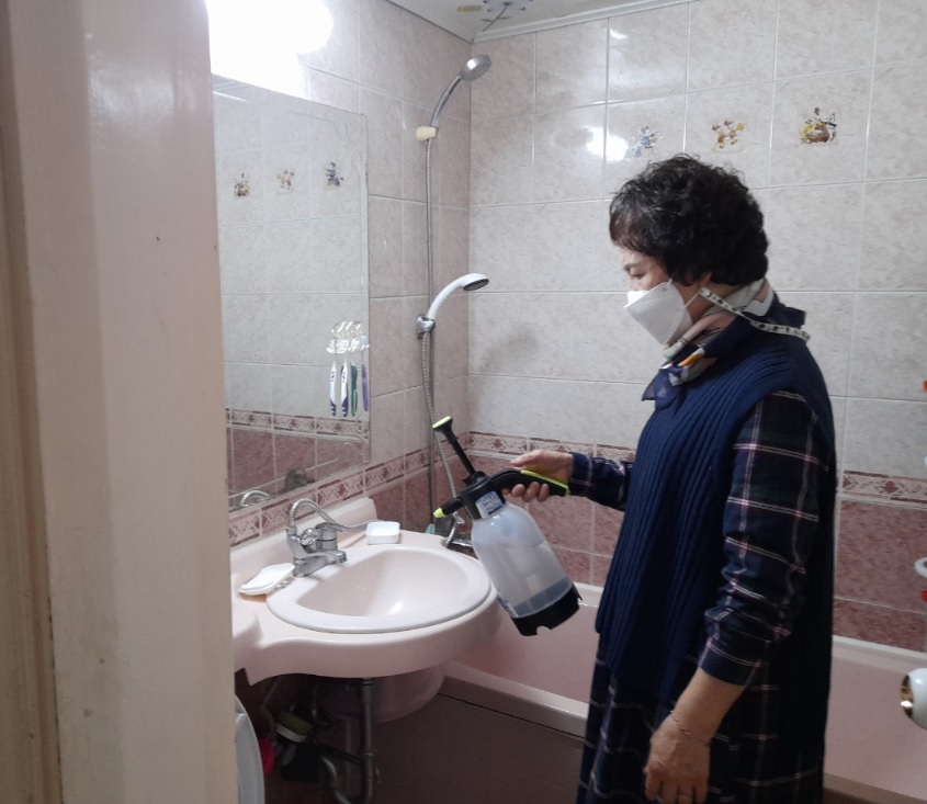 어르신가구방역소독.jpg