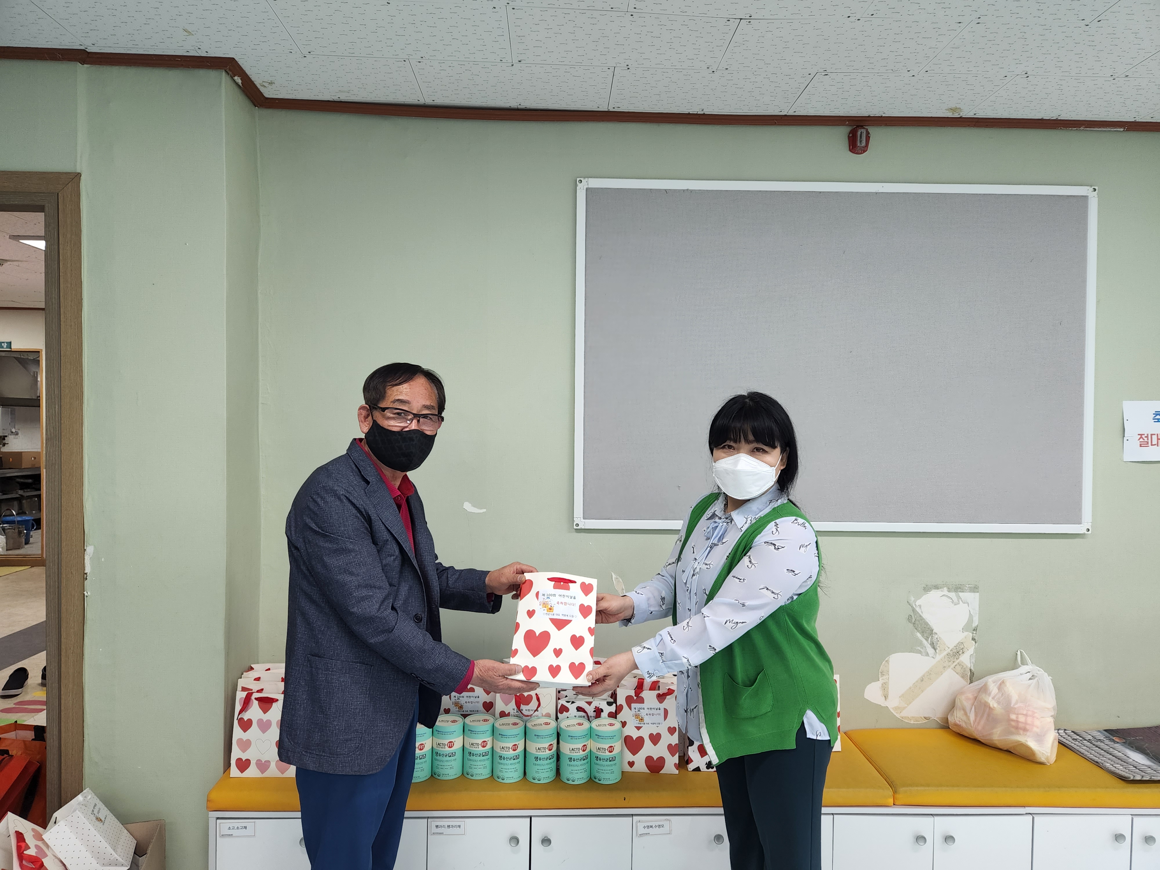 아동센터선물전달.jpg