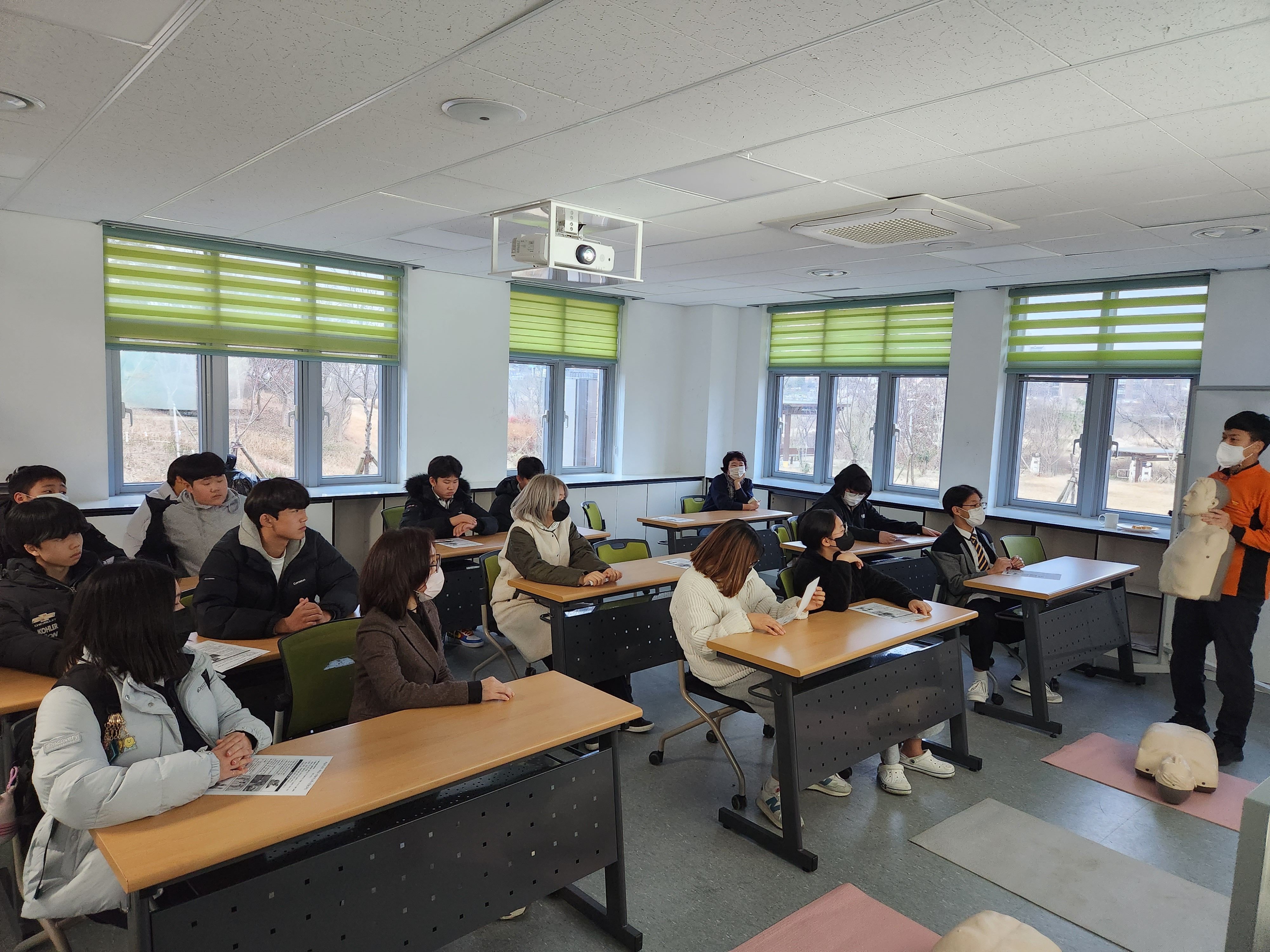 이서청소년문화의집_심폐소생술및안전교육사진.jpg