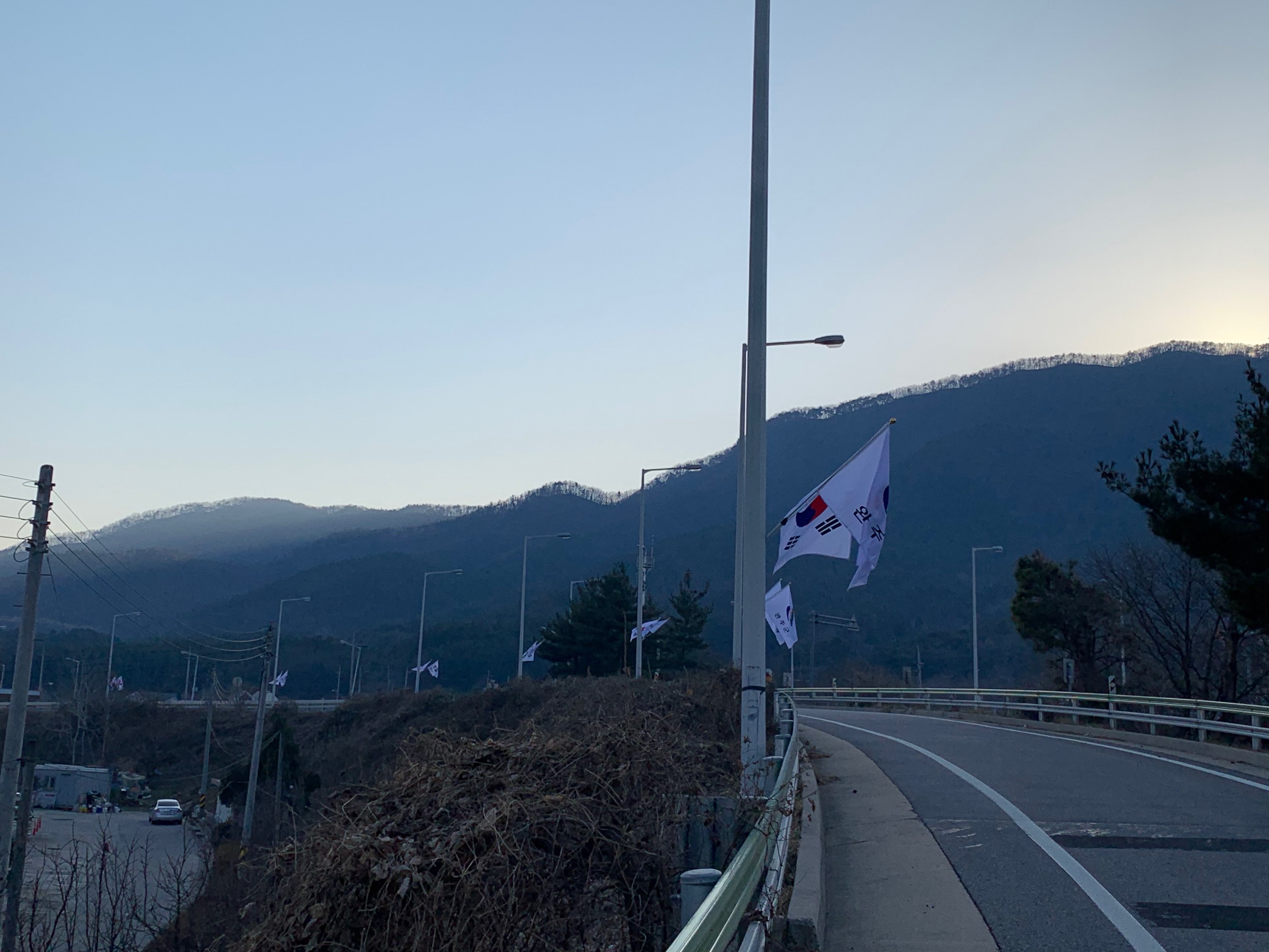 구이면대한노인회구이분회태극기달기캠페인2.jpg