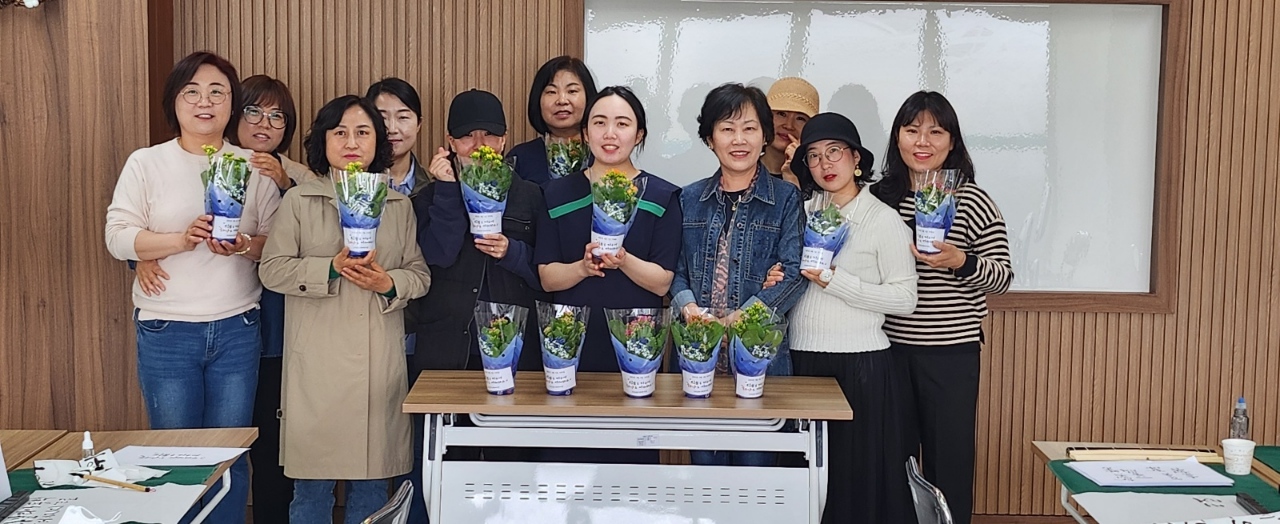 LH삼봉사회복지관식목일꽃화분배부(2).jpeg