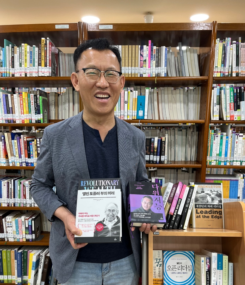 강신교도청과장책기증.jpg