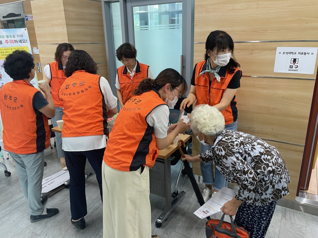 소양면_의료봉사활동떡음료나눔.jpg