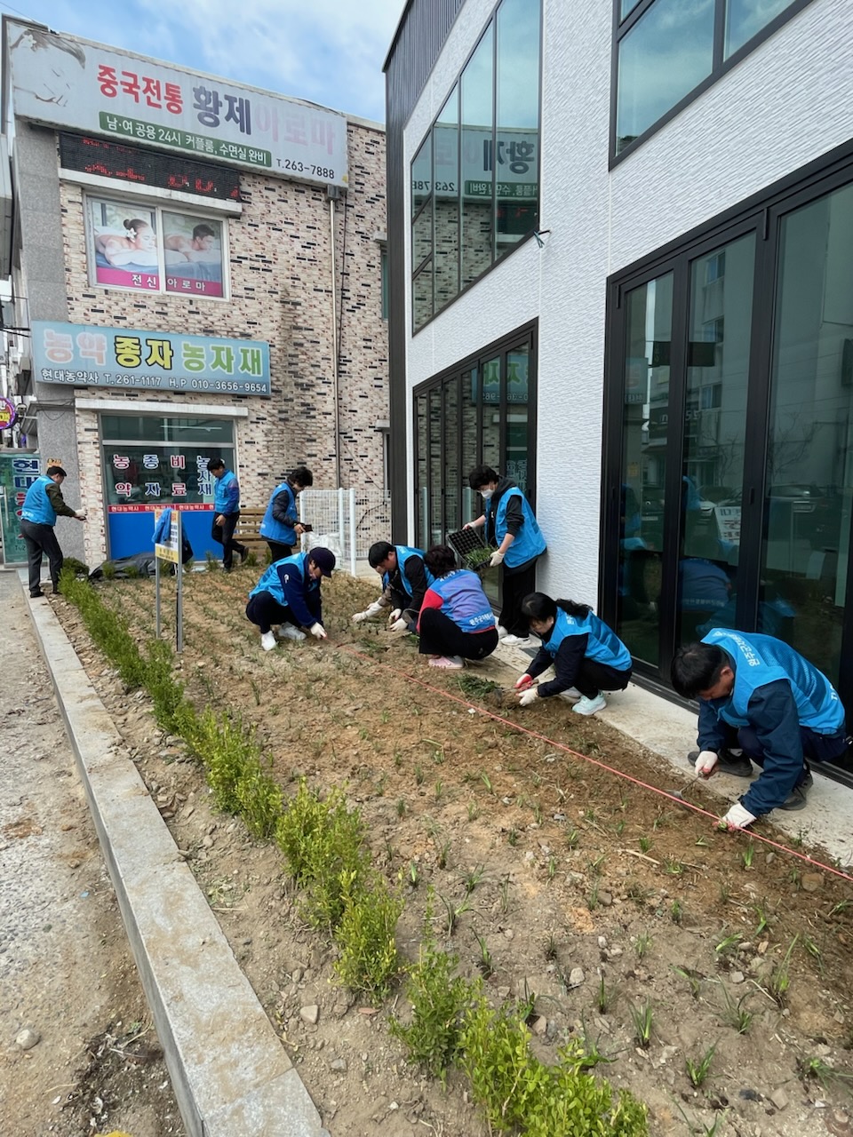봉동읍_지역사랑봉사단시장환경정비 (2).jpg