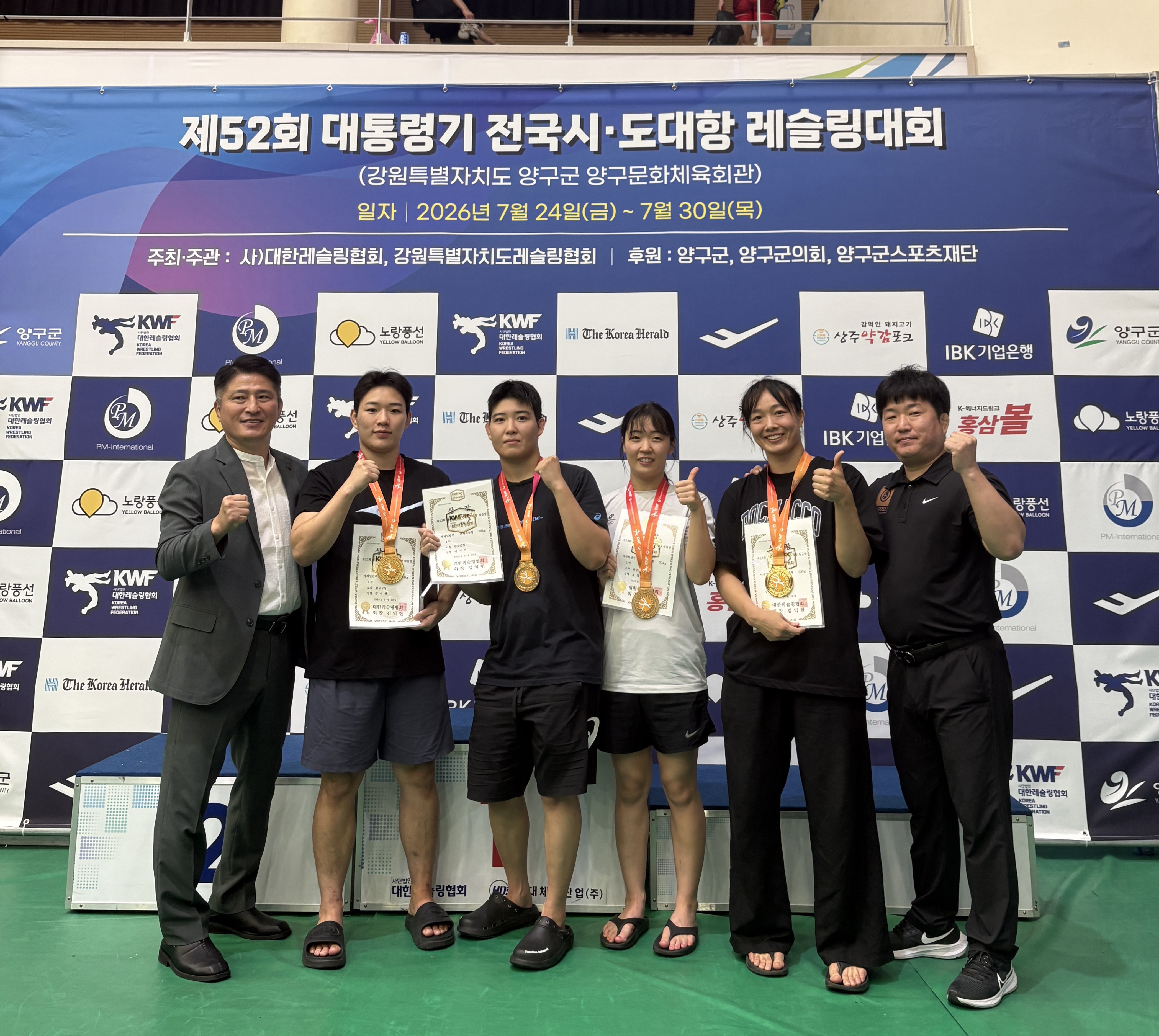 여자레슬링전원금메달.jpg
