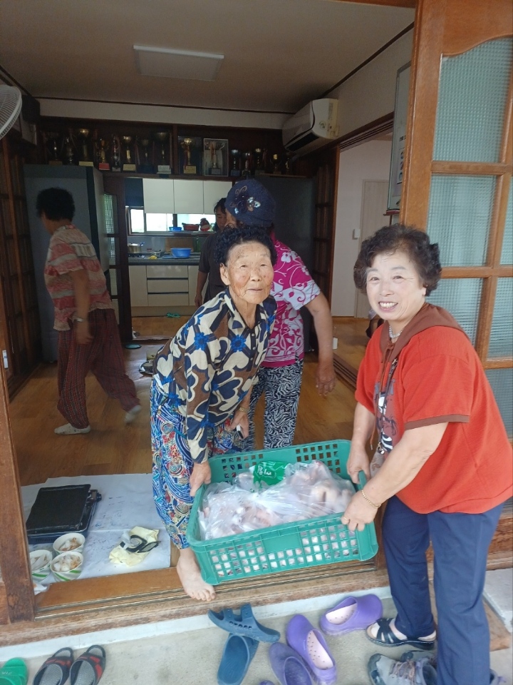구이면_삼계닭경로당전달 (2).jpeg