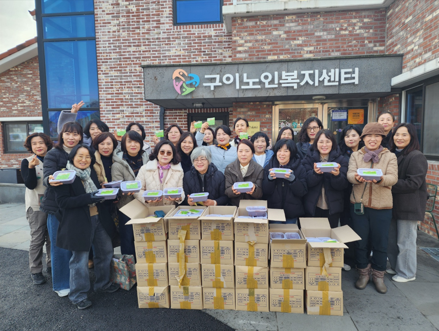 구이노인복지센터 팥죽나눔 실시 사진.png