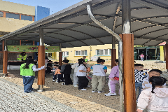 완주 LH삼봉사회복지관, 삼례초에 간식 꾸러미