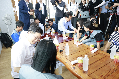 8.8 고용노동부장관 외국인 근로현장방문 (43).jpg
