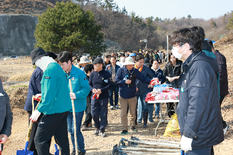 식목일기념 나무심기 행사 (20).JPG