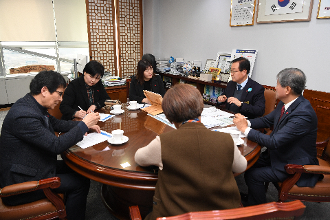 한국공인중개사협회 전북지부 여성위원회 성금전달 (4).JPG
