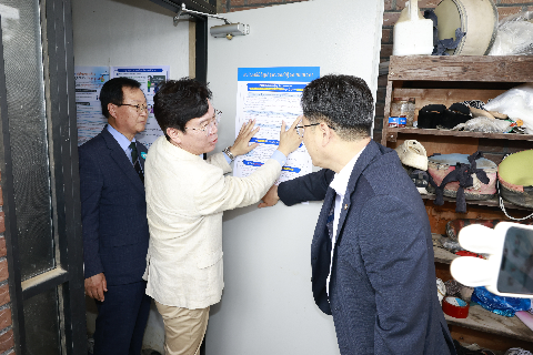 8.8 고용노동부장관 외국인 근로현장방문 (22).jpg