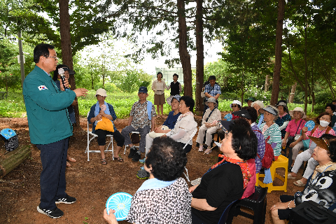 중노년 1인가구 만가리 황토길 맨발걷기 (10).JPG