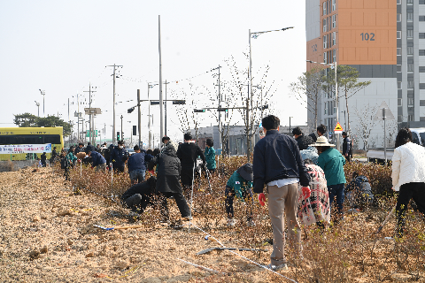 식목일 기념 나무심기 행사 (70).JPG