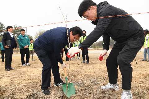 식목일기념 나무심기 행사 (20).JPG