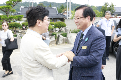 8.8 고용노동부장관 외국인 근로현장방문 (2).jpg