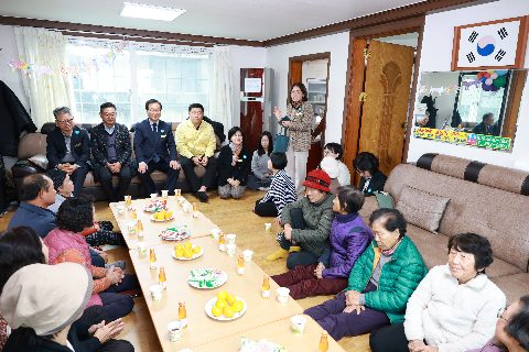 신기마을 어르신 작은도서관 차담회 (21).JPG