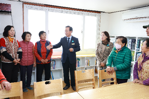 신기마을 어르신 작은도서관 차담회 (4).JPG