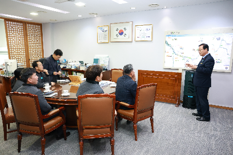 인익스 이웃돕기 후원물품 전달식 (4).JPG