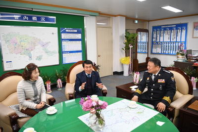 완주경찰서자동심장충격기전달(3).JPG