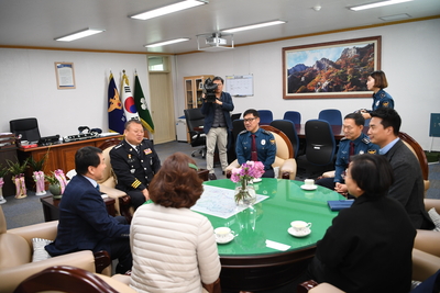 완주경찰서자동심장충격기전달(5).JPG