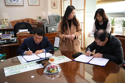 출산축하용품지원사업후원MOU체결(3).JPG