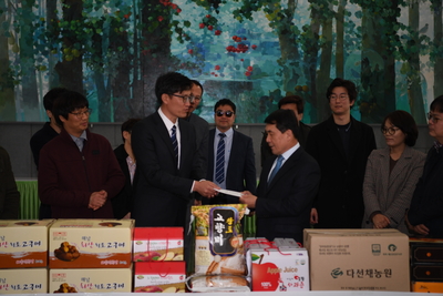 한국농수산대학이웃돕기후원물품전달식(8).JPG