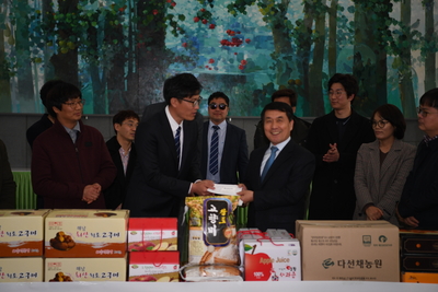한국농수산대학이웃돕기후원물품전달식(9).JPG