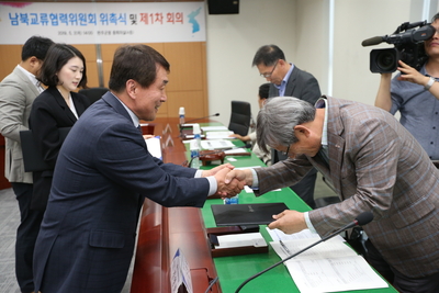 남북교류협력위원회위촉식(23).JPG