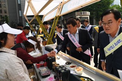 완주군-칠곡군청계천농특산물직거래장터(106).JPG