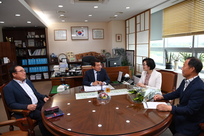 가정의달이웃돕기성금전달식(티앤제이건설)(6).JPG
