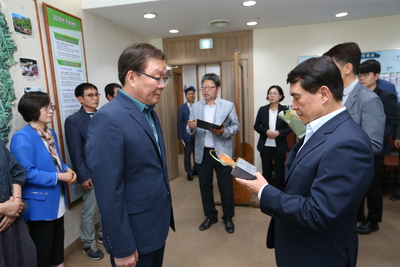 정년퇴직예정자공로패전달(2).JPG