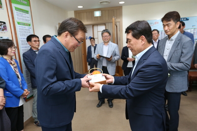 정년퇴직예정자공로패전달(3).JPG