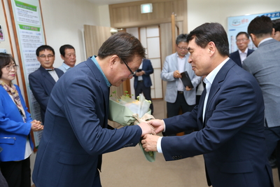 정년퇴직예정자공로패전달(5).JPG